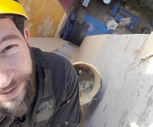 Ke každé zakázce úsměv našeho šéfa zdarma
Zakladatel firmy David je součástí každé zakázky – od první konzultace až po finální kontrolu. Práci ve výškách dělá přes 15 let a pořád ho to baví. Proto ke každé realizaci přidává i něco navíc - zodpovědný přístup, svoje zkušenosti… a svůj milý úsměv. Ten je vždycky originál a ke každé zakázce zcela zdarma....