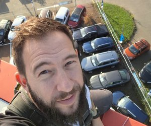 V centru Prahy jsme realizovali zateplení fasády novostavby v komplikovaných podmínkách, kde nebylo možné využít lešení kvůli minimálním rozestupům mezi budovami. Díky zkušenostem našeho týmu a použití horolezecké techniky jsme dokázali provést práce precizně i v extrémně omezeném prostoru.
V některých částech objektu byl pracovní prostor zúžen na pouhých 35 centimetrů, což vyžadovalo...