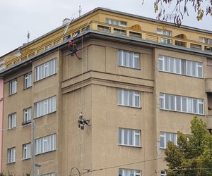 Před znovuotevřením luxusního hotelu na Senovážném náměstí bylo nutné provést renovaci fasády, která zahrnovala nový nátěr a obnovu dekoračních prvků. Na této zakázce pracoval tým až pěti výškových specialistů, kteří měli na realizaci celého projektu 14 dní.
Než jsme přistoupili k finální úpravě, bylo nutné fasádu nejprve očistit tlakovou vodou, provést detailní revizi a odstranit...