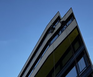 Skleněné fasády a okna výškových budov vyžadují pravidelnou údržbu, která nejen zachovává jejich estetický vzhled, ale také chrání povrch před degradací způsobenou nečistotami a povětrnostními vlivy. Čištění prosklené fasády mrakodrapu v Praze na Pankráci bylo dalším důkazem naší odbornosti v oblasti výškových prací.
Při mytí oken a fasád výškových budov...