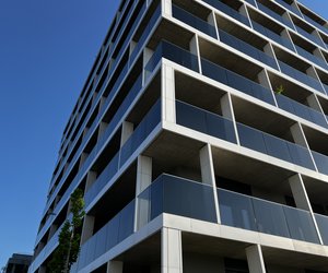 Prosklené terasy a okna moderních bytových domů si vyžadují pravidelnou údržbu, aby si zachovaly svůj čistý vzhled a dlouhou životnost. Nahromaděné nečistoty, prach a povětrnostní vlivy mohou ovlivnit nejen estetiku, ale i funkčnost skleněných ploch.
Během dvou dnů jsme pomocí lanové techniky důkladně umyli okna a terasy tří bytů v luxusním bytovém domě. K čištění používáme vysoce účinné průmyslové prostředky, které si poradí...