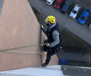 V centru Prahy pravidelně provádíme inspekci a údržbu fasády komerční budovy. Během tří dnů náš dvoučlenný tým důkladně zkontroluje stav omítky, klempířských prvků a vnějšího těsnění oken, aby předešel případným poškozením.
Pravidelná údržba fasád je klíčová pro včasné odhalení drobných nedostatků a prevenci větších rekonstrukcí. Odborná kontrola...