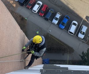 Na fasádě obytného domu jsme provedli odbornou kontrolu, která pomohla odhalit příčinu zatékání do několika bytů. Výškový pracovník při inspekci pořídil detailní fotodokumentaci, která umožnila přesně identifikovat problém a společně s objednavatelem naplánovat optimální řešení opravy.
Pravidelná kontrola fasády je klíčová pro prevenci závažnějších poškození. Doporučujeme ji provádět...