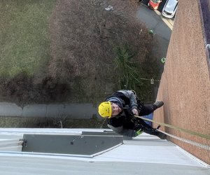 Fasády zateplených budov jsou často terčem ptactva, které může narušovat jejich povrch a způsobovat postupné poškození. Na činžovním domě v Praze Malešicích jsme aplikovali nástřik siluet dravců, které účinně plaší ptactvo a minimalizují riziko vzniku nových škod způsobených vyklováváním do fasády.
Součástí prací byla také oprava již vzniklých poškození, která obnovila...