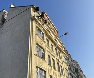 Jedním z nejvýznamnějších projektů loňské sezóny byla rekonstrukce fasády činžovního domu na pražských Vinohradech. Vzhledem ke špatnému stavu budovy si opravy včetně kompletního nátěru fasády vyžádaly téměř tři měsíce intenzivní práce celého našeho týmu.
Nejprve jsme odstranili nesoudržnou omítku, opravili poškozené části fasády, zatmelili praskliny a spáry pod parapety a sanovali...
