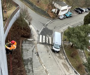 Na sídlišti Barrandov v Praze jsme provedli kompletní rekonstrukci dilatačních spár a nový nátěr fasády panelového domu. Vzhledem k rozsahu projektu jsme práce rozdělili do šesti etap, aby byl zajištěn plynulý průběh a maximální efektivita.
Na rekonstrukci se podílel tým až osmi zkušených výškových specialistů, kteří během tří měsíců zajistili precizní opravy všech narušených spár a...
