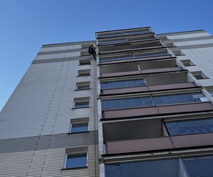 Na sídlišti Barrandov v Praze jsme provedli kompletní rekonstrukci dilatačních spár a nový nátěr fasády panelového domu. Vzhledem k rozsahu projektu jsme práce rozdělili do šesti etap, aby byl zajištěn plynulý průběh a maximální efektivita.
Na rekonstrukci se podílel tým až osmi zkušených výškových specialistů, kteří během tří měsíců zajistili precizní opravy všech narušených spár a...