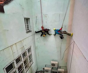 Fasáda činžovního domu v Holešovicích byla dlouhodobě znečišťována ptactvem, které hnízdilo v okolí jednotky vzduchotechniky. Nánosy nečistot nejen narušovaly estetický vzhled budovy, ale také urychlovaly degradaci omítky a přispívaly k znečištění domovního světlíku.
Dva naši výškoví pracovníci během jednoho dne nainstalovali ochranné sítě, které účinně zabránily dalšímu...