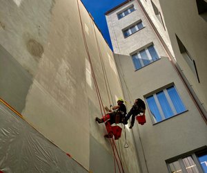 Na činžovním domě jsme provedli kompletní nátěr fasády s využitím siloxanové barvy, která poskytuje vysokou odolnost vůči povětrnostním vlivům a zajišťuje dlouhou životnost fasádního povrchu.
Než jsme přistoupili k samotnému nátěru, fasádu jsme důkladně umyli tlakovou vodou, provedli její revizi a odstranili poškozené části omítky. Součástí přípravných prací bylo také mechanické ošetření...