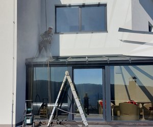 Prosklené lodžie a balkony vyžadují pravidelnou údržbu, aby si zachovaly nejen estetický vzhled, ale také dlouhou životnost. Během čtyř dnů jsme pomocí lanové techniky důkladně umyli venkovní skleněné plochy dvou bytových domů, včetně těžko přístupných míst.
Používáme vysoce účinné průmyslové čisticí prostředky, které efektivně odstraňují i silné nečistoty, přičemž jsou šetrné k životnímu prostředí. Naše...
