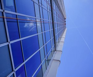 Skleněné fasády obchodních center, hotelů a kancelářských budov si vyžadují pravidelnou péči, aby si udržely reprezentativní vzhled a dlouhou životnost. Nahromaděné nečistoty, prach a povětrnostní vlivy mohou výrazně ovlivnit nejen estetiku, ale i funkčnost skleněných ploch.
Specializujeme se na profesionální mytí skleněných fasád a oken výškových budov s využitím horolezecké techniky. Díky ní dokážeme efektivně...