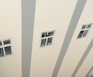 Při příležitosti znovuotevření luxusního hotelu v Praze jsme realizovali nový nátěr fasády s důrazem na zachování elegantních dekoračních prvků. Práce probíhaly v několika fázích a náš tým až pěti výškových specialistů měl na jejich dokončení stanovený termín 14 dní.
Než jsme přistoupili k samotnému nátěru, bylo nutné fasádu důkladně vyčistit tlakovou vodou, provést revizi jejího...