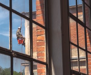 Ve Zruči nad Sázavou jsme provedli komplexní opravu nosných sloupů tovární budovy, která zahrnovala jejich revizi, sanaci a finální nátěr. Nejprve jsme zdokumentovali poškozená místa a po konzultaci se statikem navrhli optimální postup opravy.
K obnově konstrukce jsme použili speciální materiály určené pro železobeton, které zajistily pevnost a dlouhou životnost nosných prvků. Následně jsme aplikovali ochranný nátěr, který...