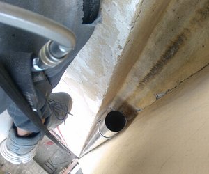 Správně fungující klempířské prvky jsou klíčové pro ochranu budov před vlhkostí a poškozením fasád. Pravidelná údržba okapů, svodů a dalších prvků je nezbytná, zejména před zimním obdobím, kdy dochází k jejich největší zátěži.
Na činžovním domě jsme provedli výměnu poškozeného okapového svodu a jeho kolena. Součástí prací byla také výroba sběrných...